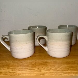 Bloomingdale’s set of 4 mugs NWOT